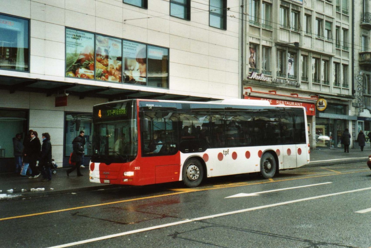 (114'309) - TPF Fribourg - Nr. 352/FR 300'403 - MAN/G�ppel am 14. Februar 2009 beim Bahnhof Fribourg