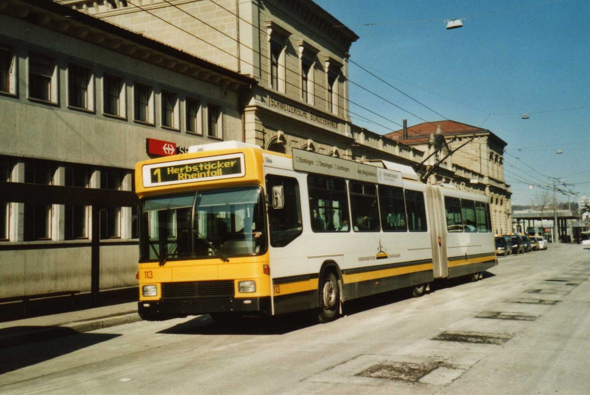 (114'527) - VBSH Schaffhausen - Nr. 113 - NAW/Hess Gelenktrolleybus am 18. Februar 2009 beim Bahnhof Schaffhausen