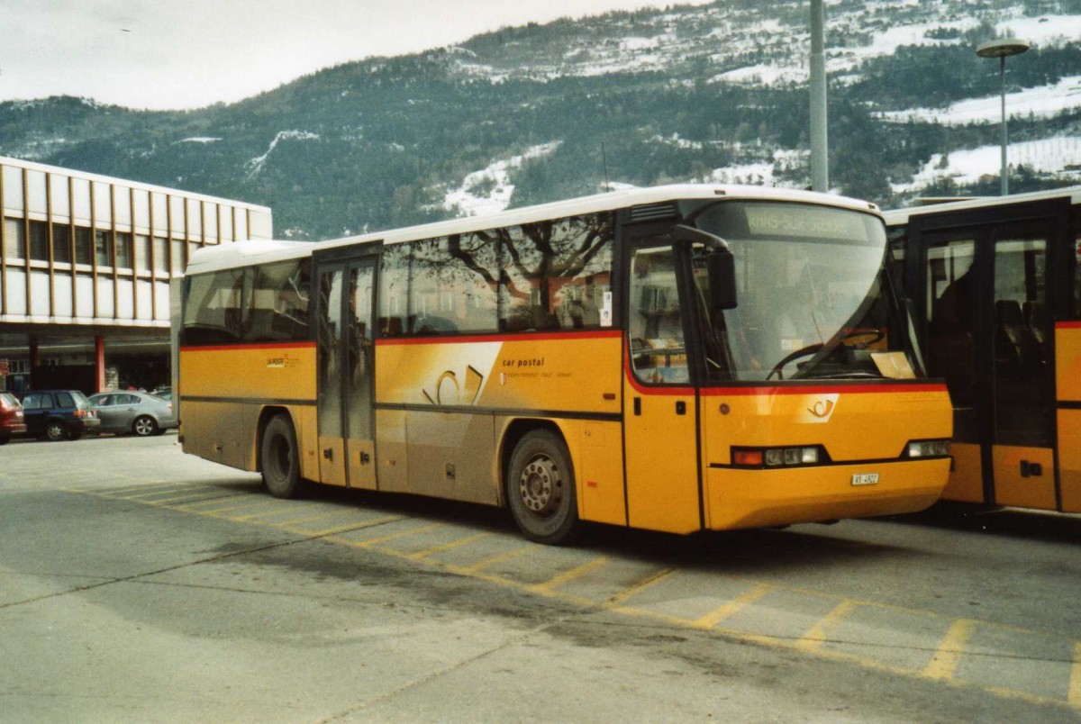 (114'636) - Mabillard, Lens - VS 4922 - Neoplan am 1. M�rz 2009 beim Bahnhof Sion