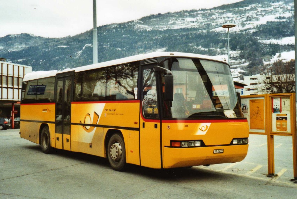 (114'702) - Rey, Ayent - Nr. 258/VS 84'258 - Neoplan am 1. M�rz 2009 beim Bahnhof Sion