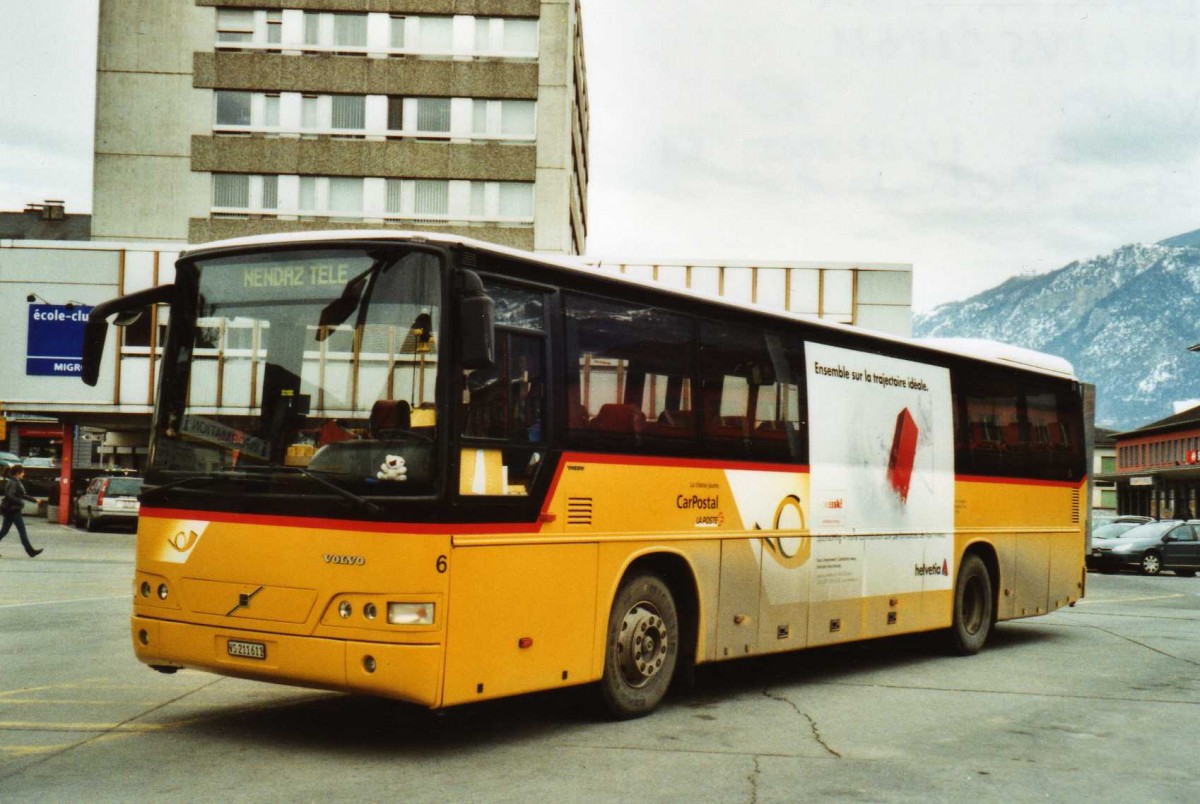 (114'708) - Lathion, Sion - Nr. 6/VS 211'611 - Volvo am 1. M�rz 2009 beim Bahnhof Sion
