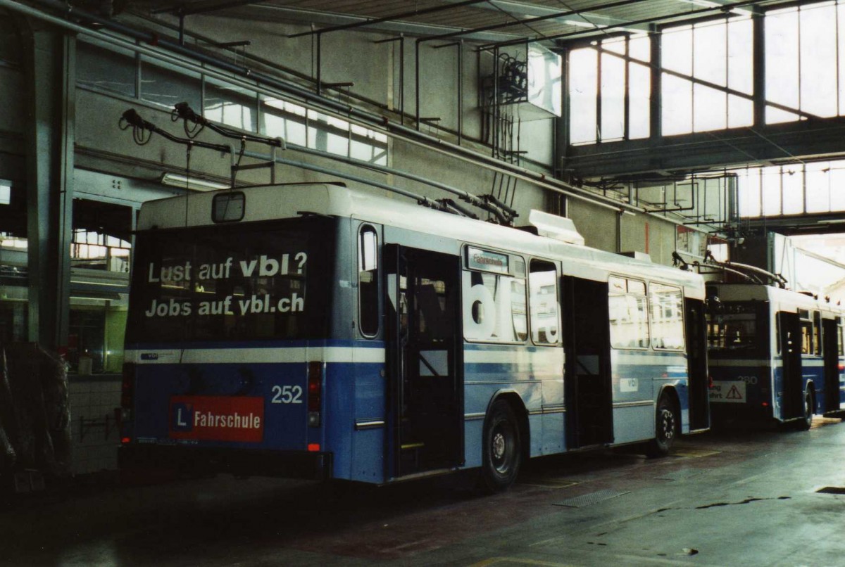 (114'734) - VBL Luzern - Nr. 252 - NAW/R&J-Hess Trolleybus am 7. M�rz 2009 in Luzern, Depot