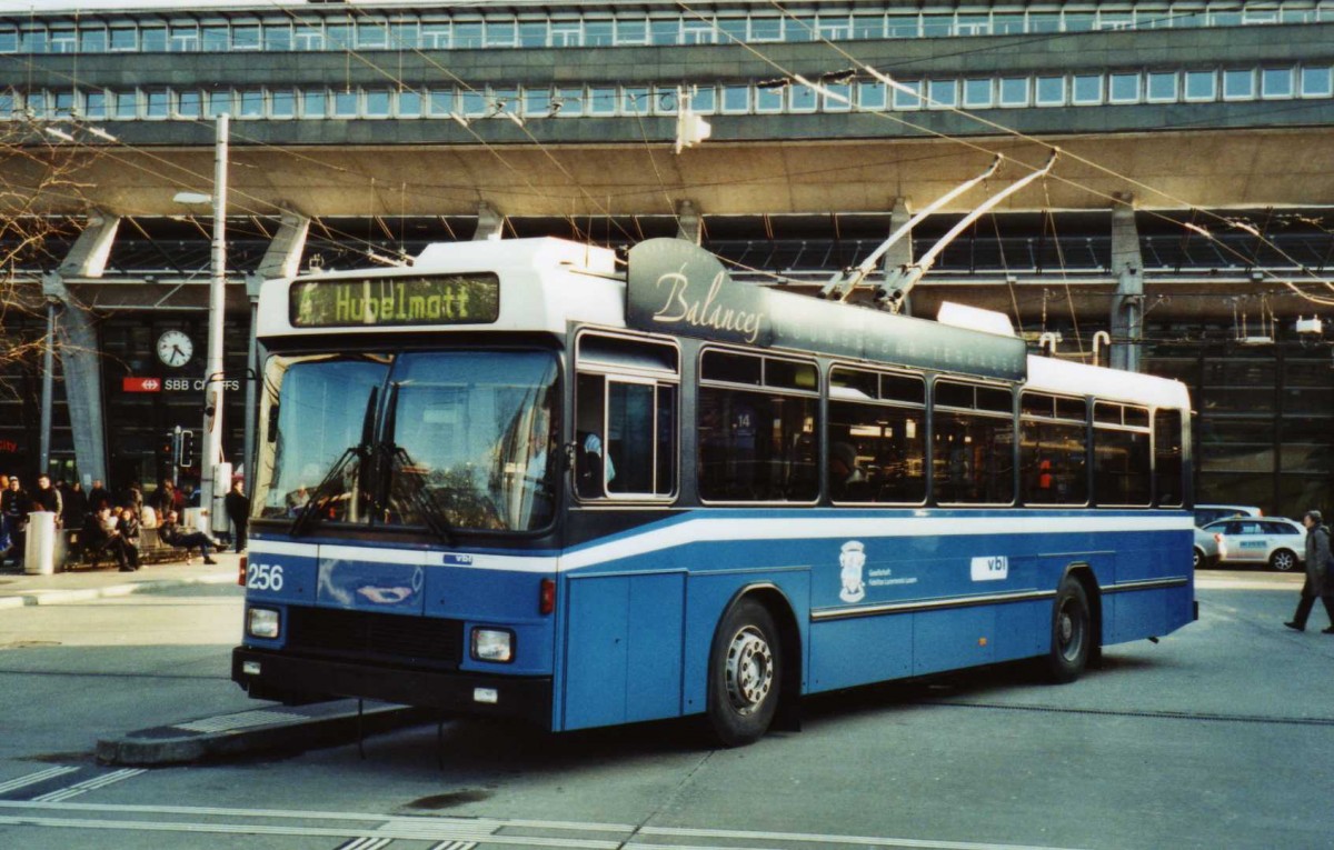 (114'802) - VBL Luzern - Nr. 256 - NAW/R&J-Hess Trolleybus am 7. M�rz 2009 beim Bahnhof Luzern