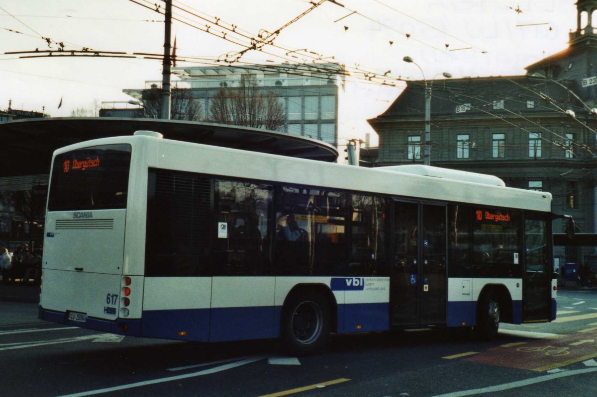(114'805) - VBL Luzern - Nr. 617/LU 15'094 - Scania/Hess am 7. M�rz 2009 beim Bahnhof Luzern