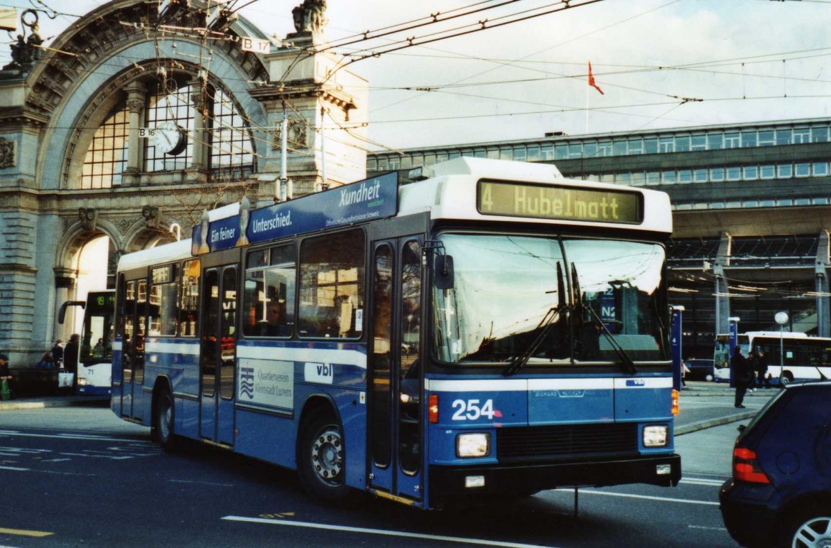 (114'811) - VBL Luzern - Nr. 254 - NAW/R&J-Hess Trolleybus am 7. M�rz 2009 beim Bahnhof Luzern