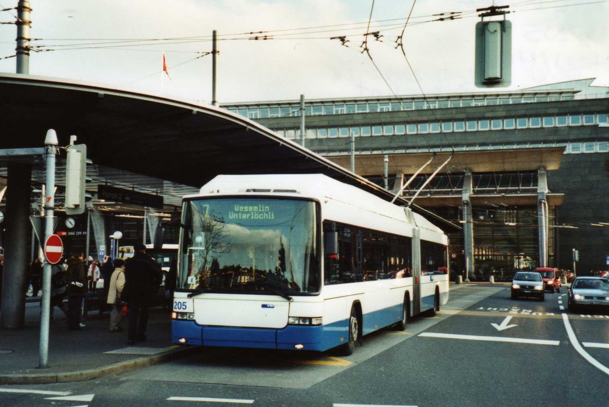 (114'812) - VBL Luzern - Nr. 205 - Hess/Hess Gelenktrolleybus am 7. M�rz 2009 beim Bahnhof Luzern
