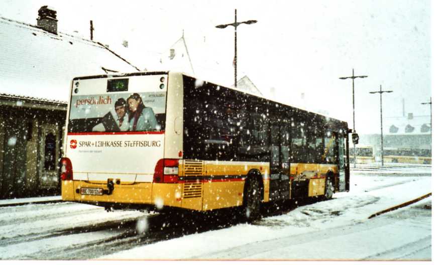 (115'015) - STI Thun - Nr. 126/BE 700'126 - MAN am 9. M�rz 2009 beim Bahnhof Thun