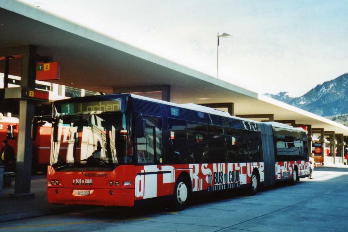 (115'036) - SBC Chur - Nr. 56/GR 155'856 - Neoplan am 14. M�rz 2009 beim Bahnhof Chur