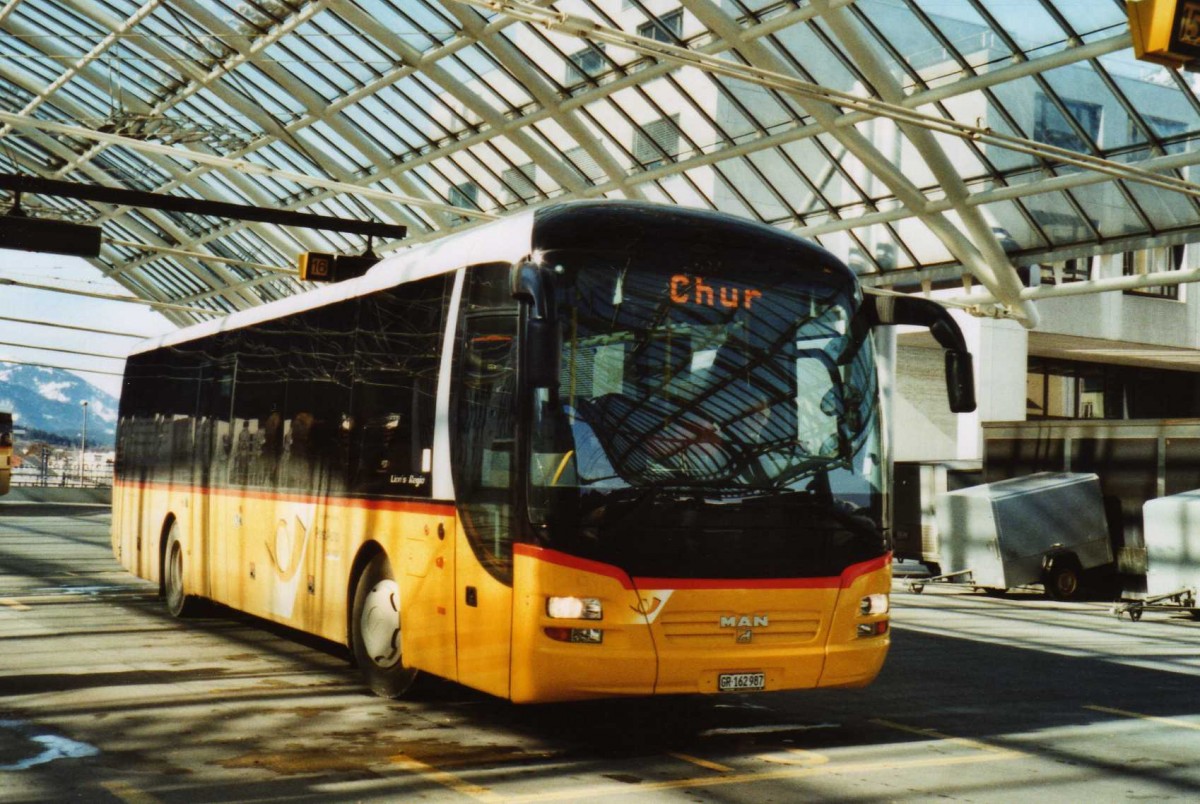 (115'104) - PostAuto Graub�nden - GR 162'987 - MAN am 14. M�rz 2009 in Chur, Postautostation