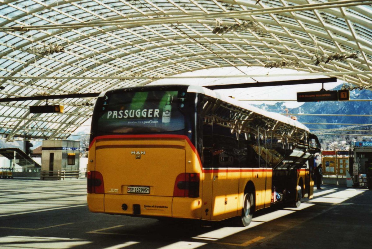 (115'105) - PostAuto Graub�nden - GR 162'995 - MAN am 14. M�rz 2009 in Chur, Postautostation