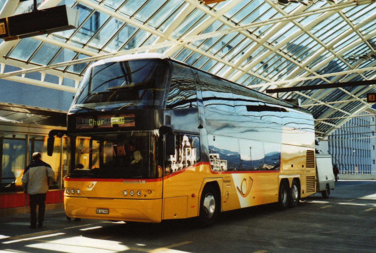 (115'108) - PostAuto Graub�nden - GR 162'998 - Neoplan am 14. M�rz 2009 in Chur, Postautostation