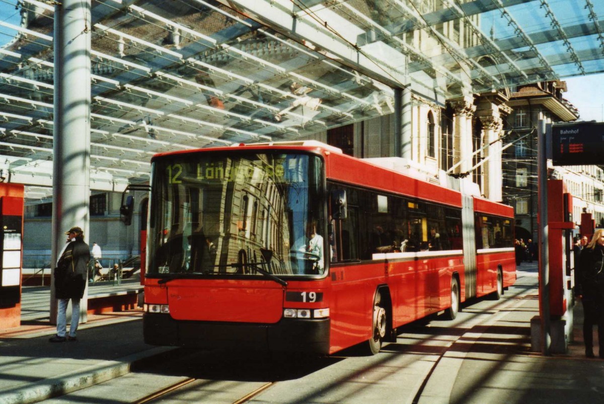 (115'201) - Bernmobil, Bern - Nr. 19 - NAW/Hess Gelenktrolleybus am 16. M�rz 2009 beim Bahnhof Bern