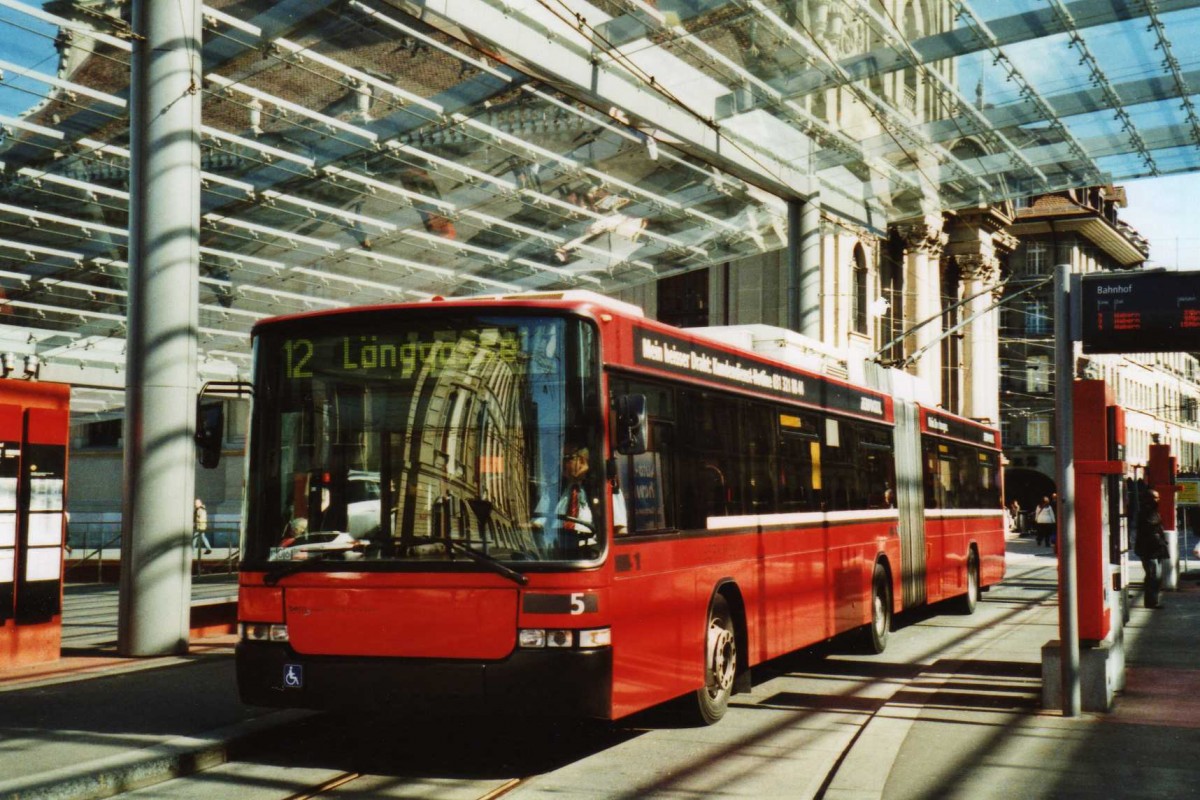 (115'205) - Bernmobil, Bern - Nr. 5 - NAW/Hess Gelenktrolleybus am 16. M�rz 2009 beim Bahnhof Bern