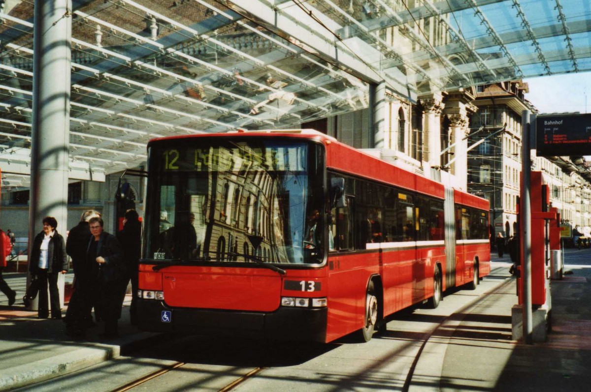 (115'213) - Bernmobil, Bern - Nr. 13 - NAW/Hess Gelenktrolleybus am 16. M�rz 2009 beim Bahnhof Bern