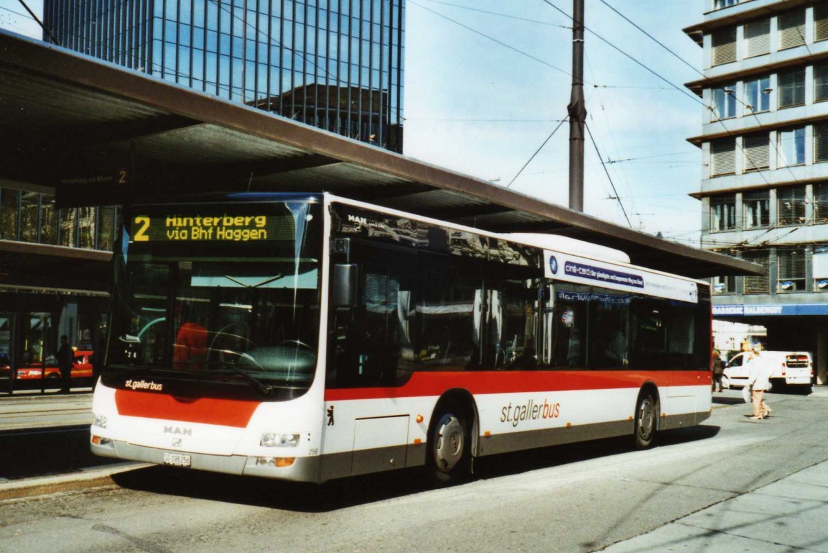 (115'403) - St. Gallerbus, St. Gallen - Nr. 256/SG 198'256 - MAN am 18. M�rz 2009 beim Bahnhof St. Gallen