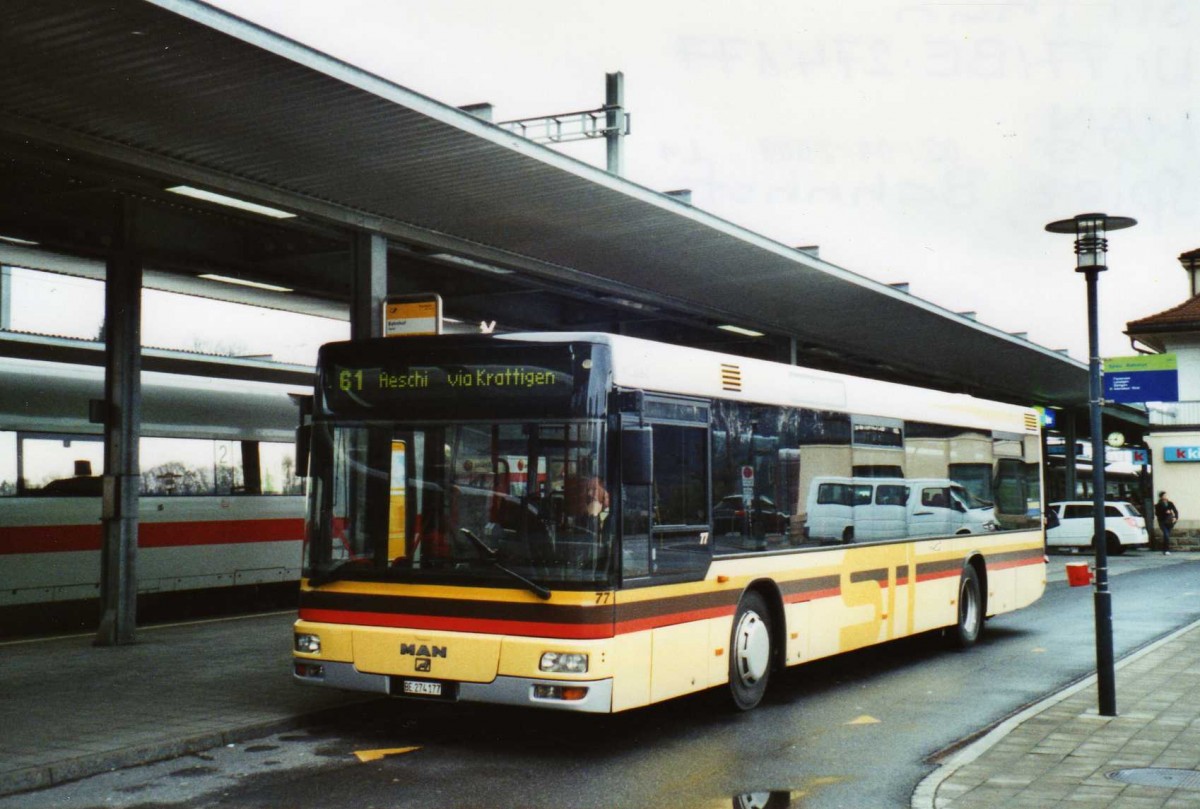 (115'518) - STI Thun - Nr. 77/BE 274'177 - MAN am 30. M�rz 2009 beim Bahnhof Spiez (Einsatz PostAuto)