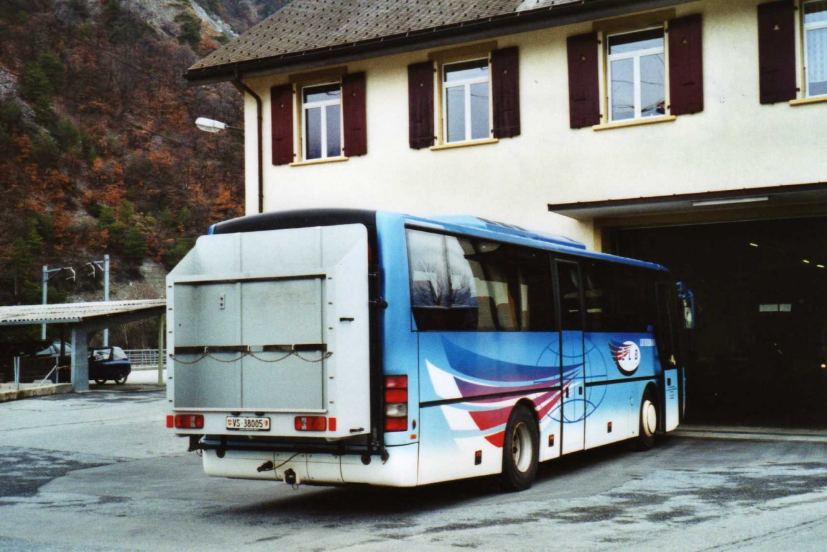 (115'527) - LLB Susten - Nr. 5/VS 38'005 - Neoplan am 30. M�rz 2009 in Leuk, Garage