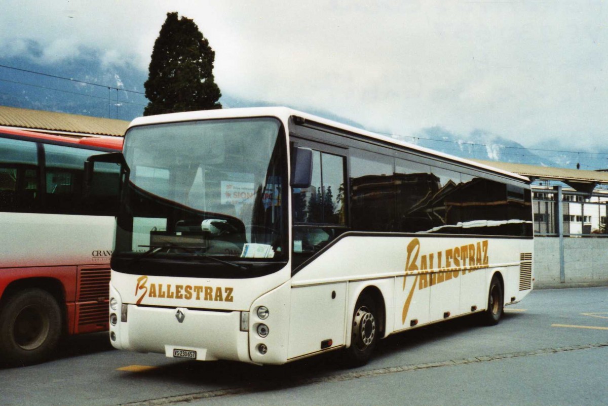 (115'533) - Ballestraz, Gr�ne - VS 230'657 - Renault am 30. M�rz 2009 beim Bahnhof Sierre
