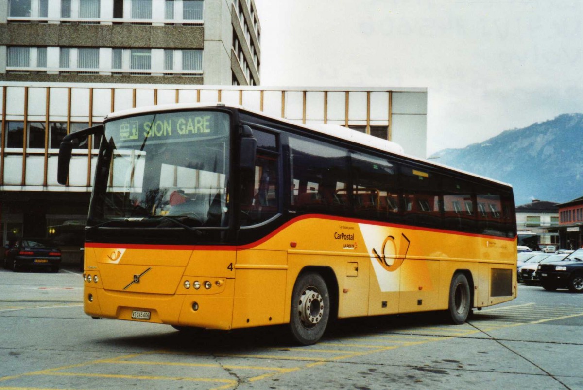 (115'536) - Lathion, Sion - Nr. 4/VS 145'606 - Volvo am 30. M�rz 2009 beim Bahnhof Sion