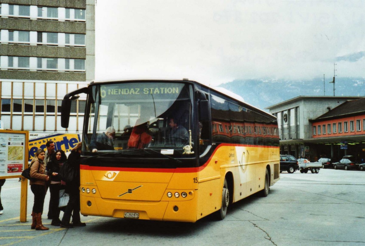 (115'606) - Lathion, Sion - Nr. 15/VS 202'870 - Volvo am 30. M�rz 2009 beim Bahnhof Sion
