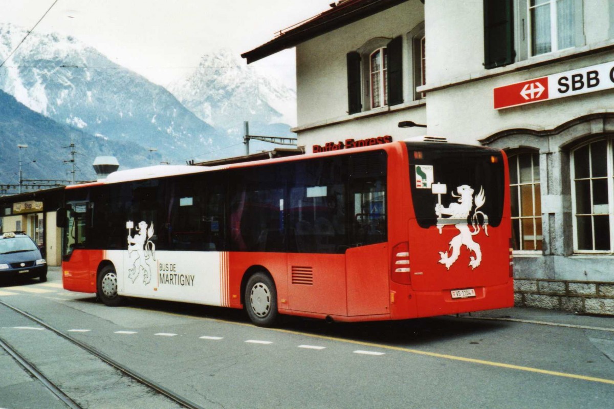 (115'618) - TMR Martigny - VS 1104 - Mercedes am 30. M�rz 2009 beim Bahnhof Martigny