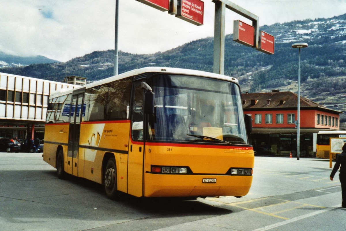 (115'629) - Rey, Ayent - Nr. 251/VS 84'251 - Neoplan am 30. M�rz 2009 beim Bahnhof Sion