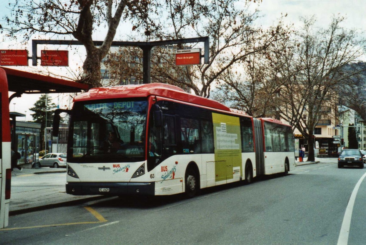 (115'635) - Lathion, Sion - Nr. 63/VS 49'629 - Van Hool am 30. M�rz 2009 beim Bahnhof Sion