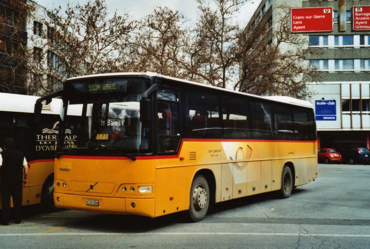 (115'636) - PostAuto Wallis - Nr. 23/VS 293'096 - Volvo am 30. M�rz 2009 beim Bahnhof Sion