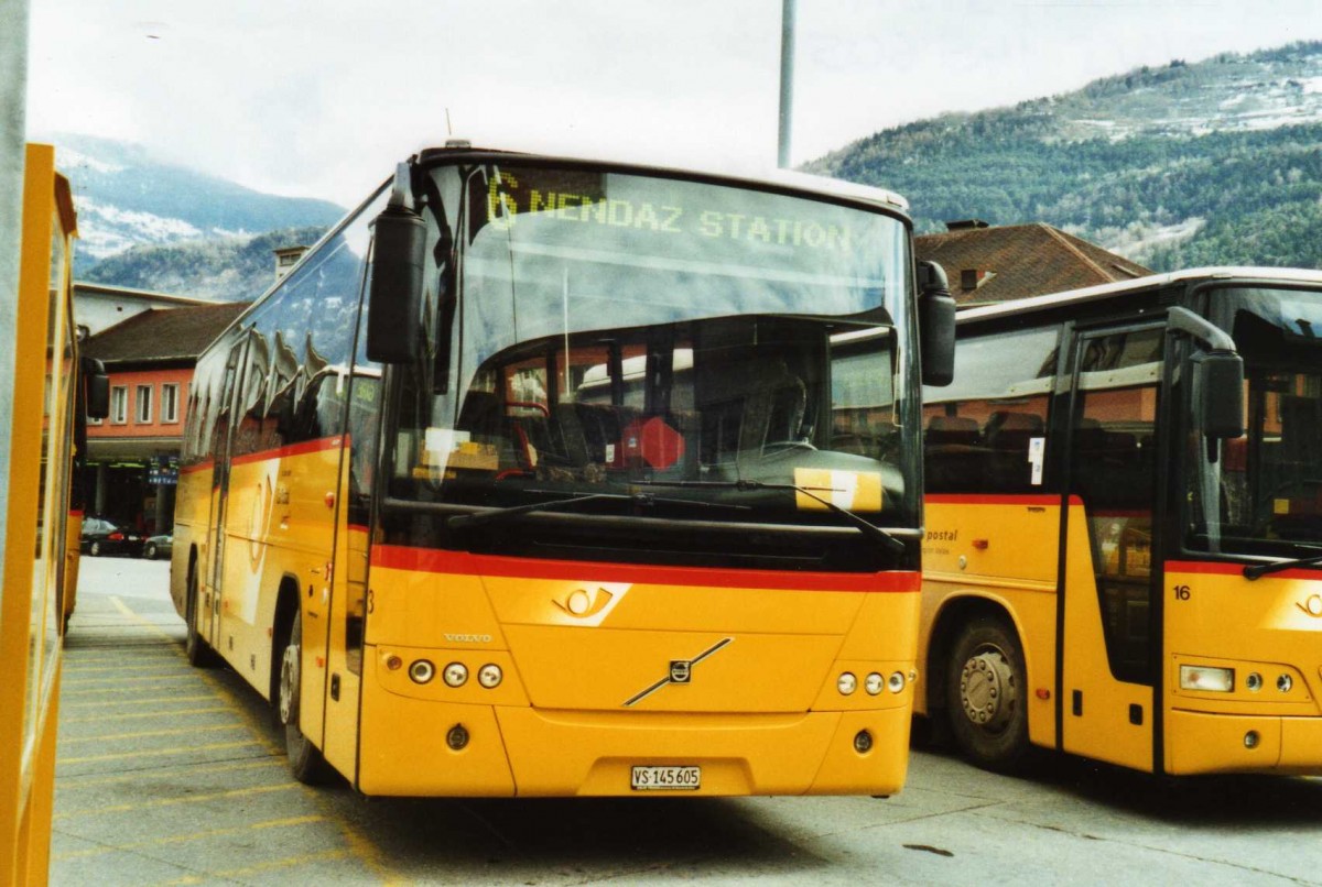 (115'704) - Lathion, Sion - Nr. 3/VS 145'605 - Volvo am 30. M�rz 2009 beim Bahnhof Sion