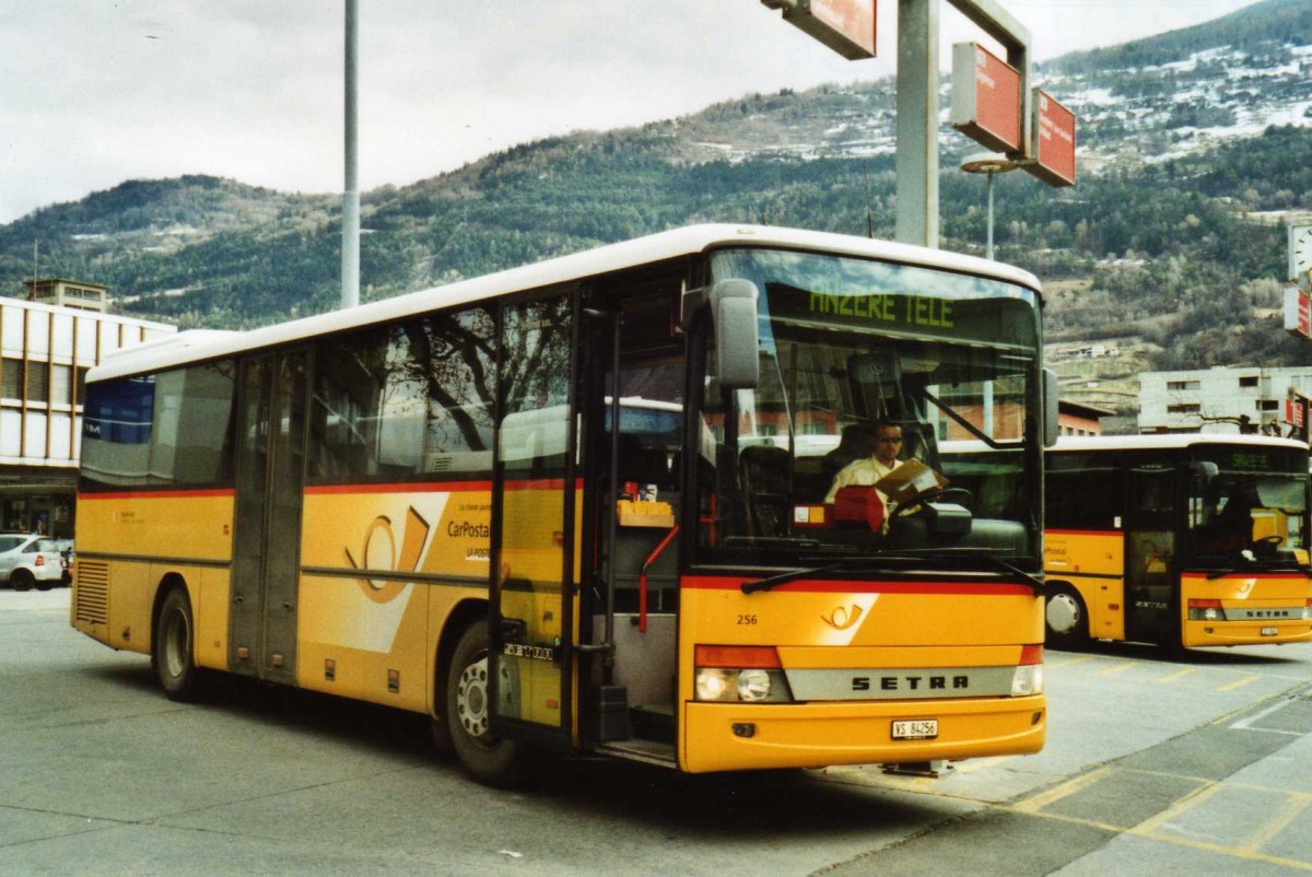 (115'708) - Rey, Ayent - Nr. 256/VS 84'256 - Setra (ex Buchard, Leytron) am 30. M�rz 2009 beim Bahnhof Sion
