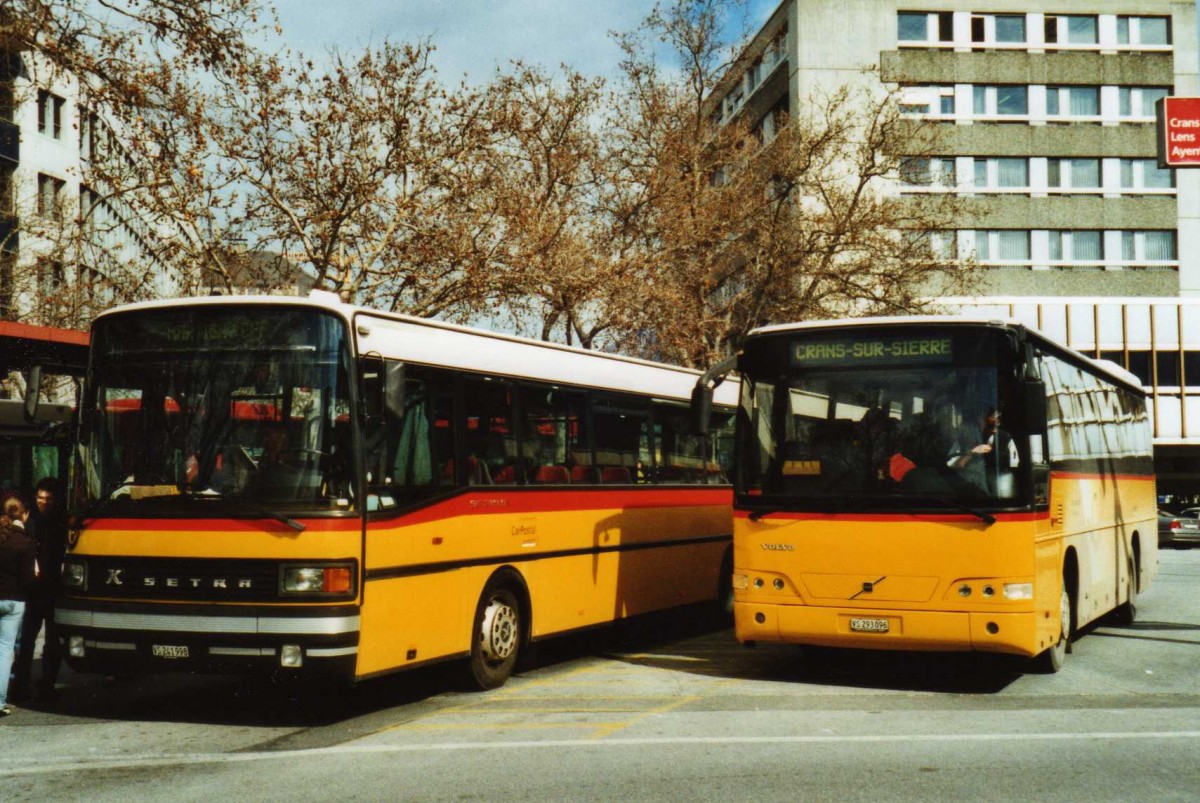 (115'712) - PostAuto Wallis - Nr. 12/VS 241'998 - Setra (ex P 27'802) + Nr. 23/VS 293'096 - Volvo am 30. M�rz 2009 beim Bahnhof Sion