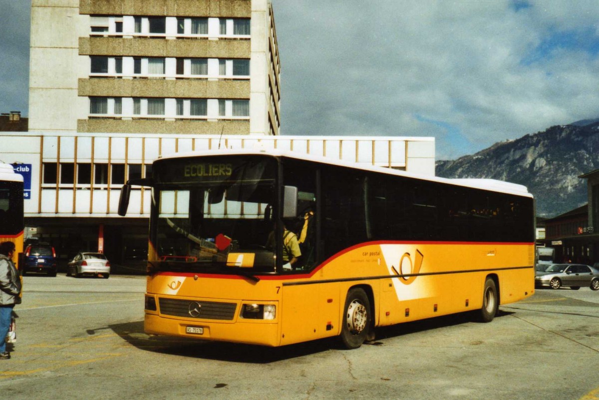 (115'718) - Lathion, Sion - Nr. 7/VS 75'178 - Mercedes am 30. M�rz 2009 beim Bahnhof Sion