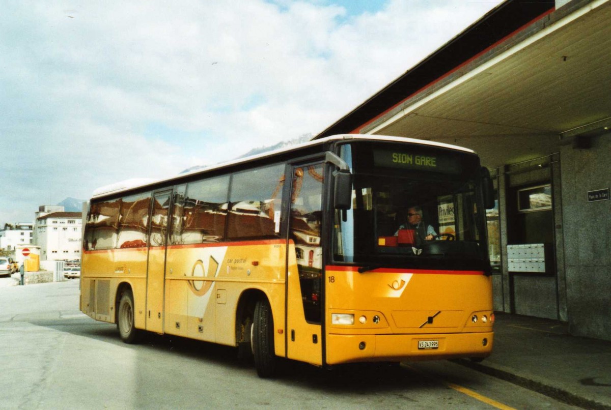 (115'721) - PostAuto Wallis - Nr. 18/VS 243'995 - Volvo (ex P 25'626) am 30. M�rz 2009 beim Bahnhof Sion