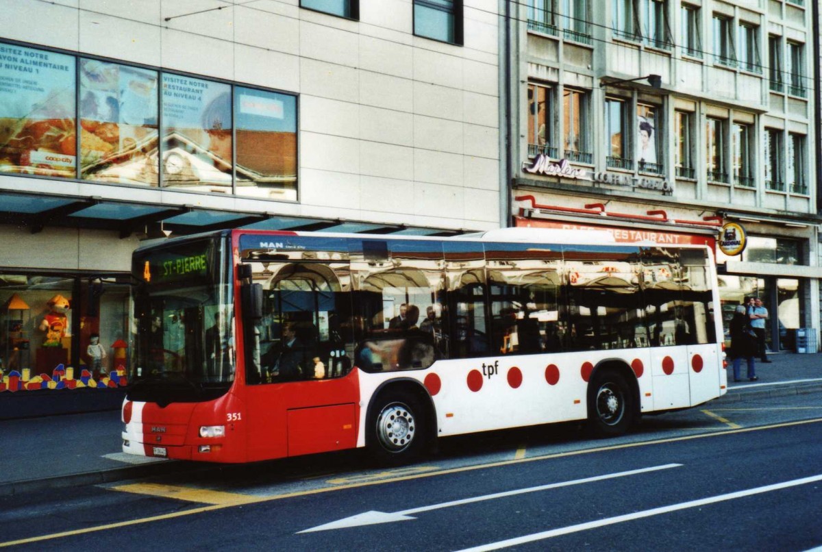 (116'035) - TPF Fribourg - Nr. 351/FR 300'401 - MAN/G�ppel am 25. April 2009 beim Bahnhof Fribourg