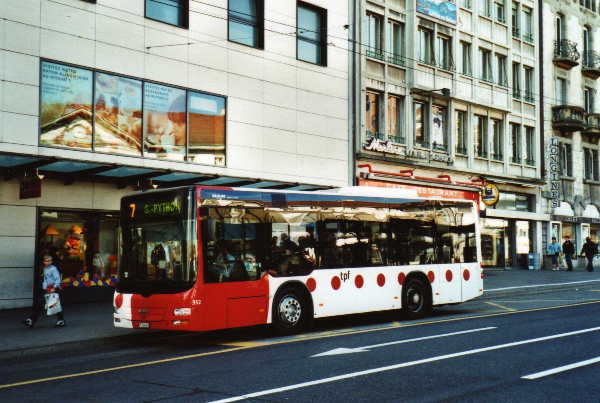 (116'104) - TPF Fribourg - Nr. 352/FR 300'403 - MAN/G�ppel am 25. April 2009 beim Bahnhof Fribourg