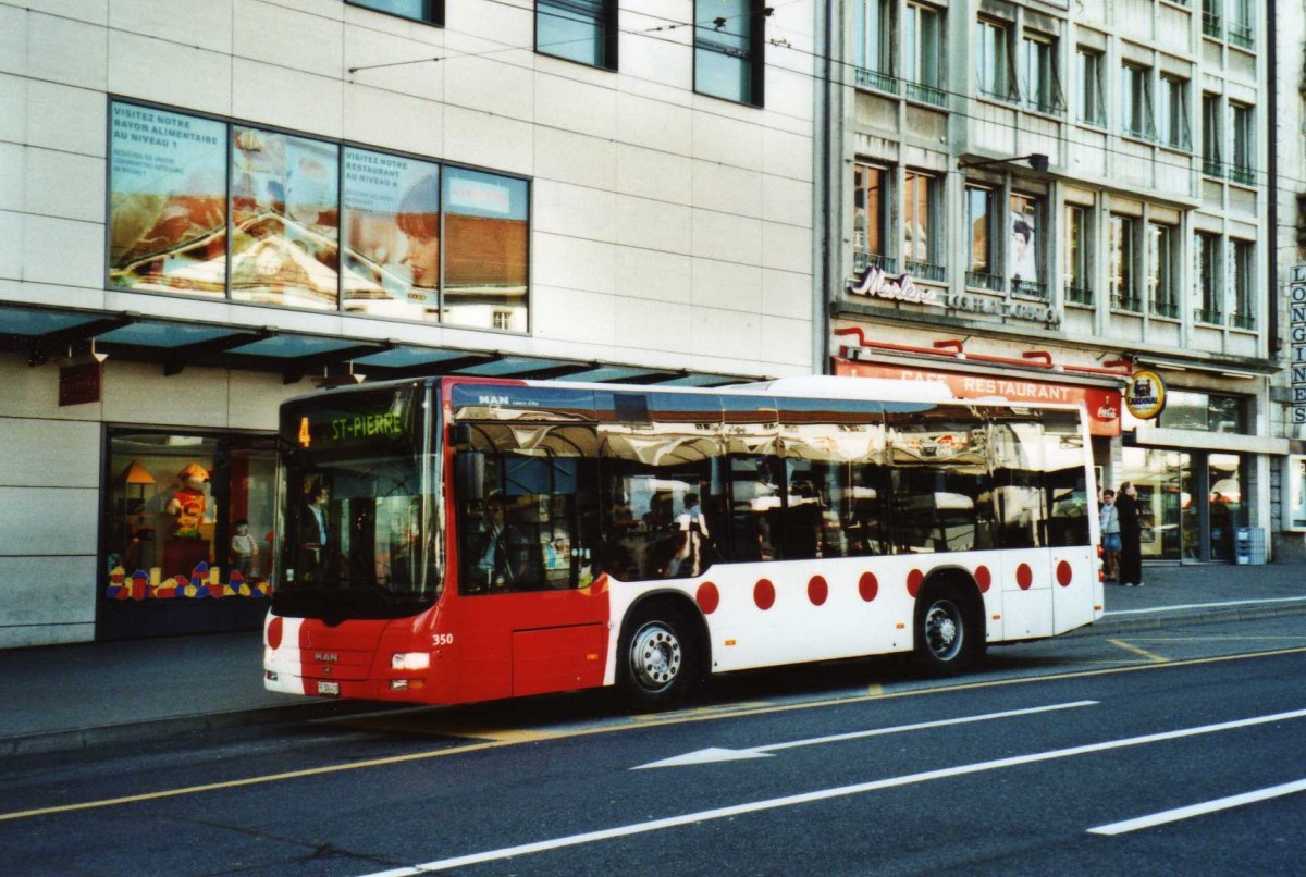 (116'105) - TPF Fribourg - Nr. 350/FR 300'418 - MAN/G�ppel am 25. April 2009 beim Bahnhof Fribourg