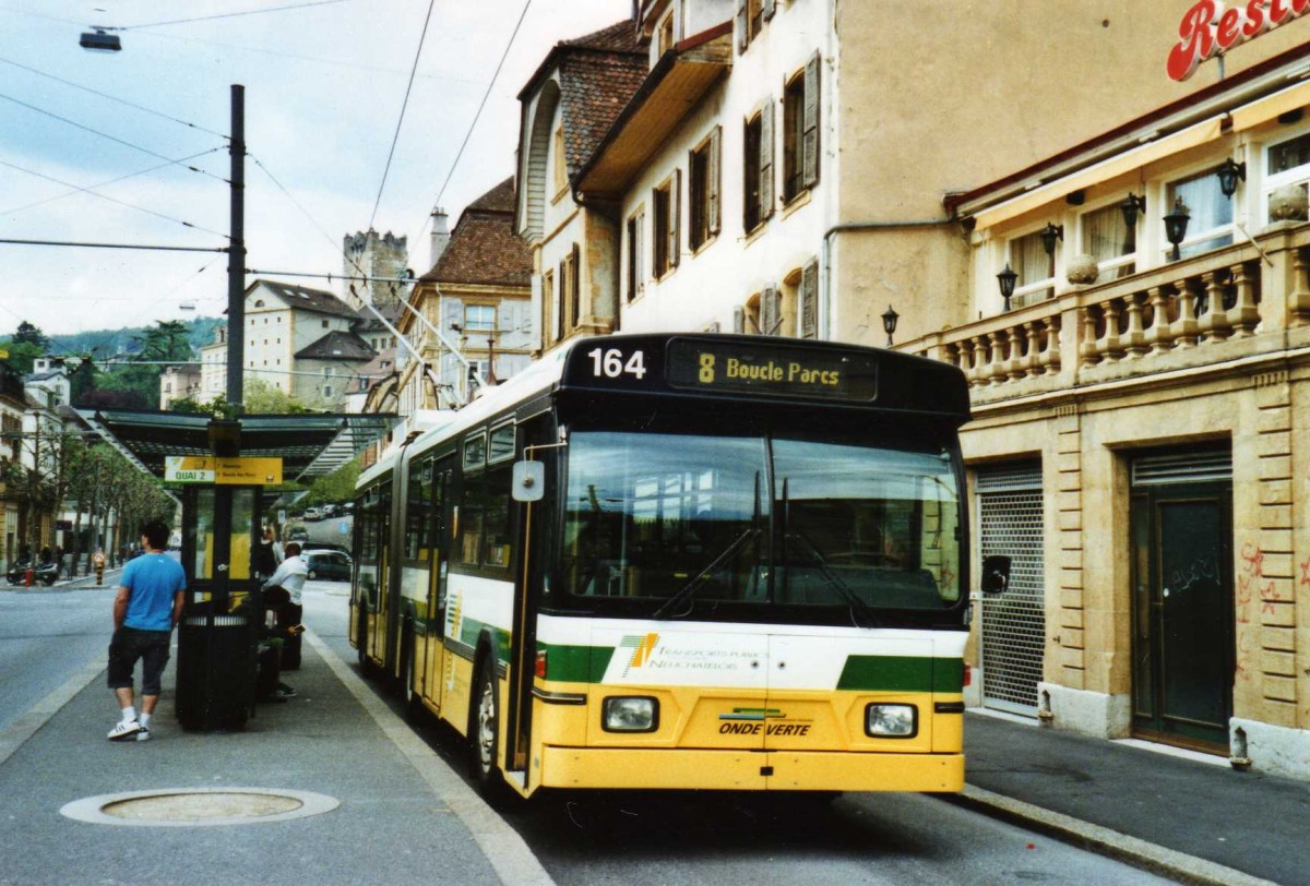 (116'308) - TN Neuch�tel - Nr. 164 - FBW/Hess Gelenktrolleybus am 3. Mai 2009 in Neuch�tel, Place Pury