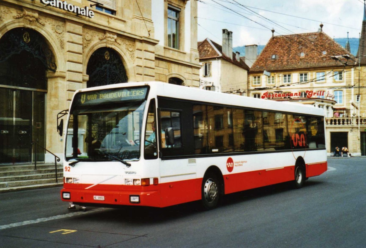 (116'311) - VR La Chaux-de-Fonds - Nr. 92/NE 98'892 - Volvo/Berkhof am 3. Mai 2009 in Neuch�tel, Place Pury