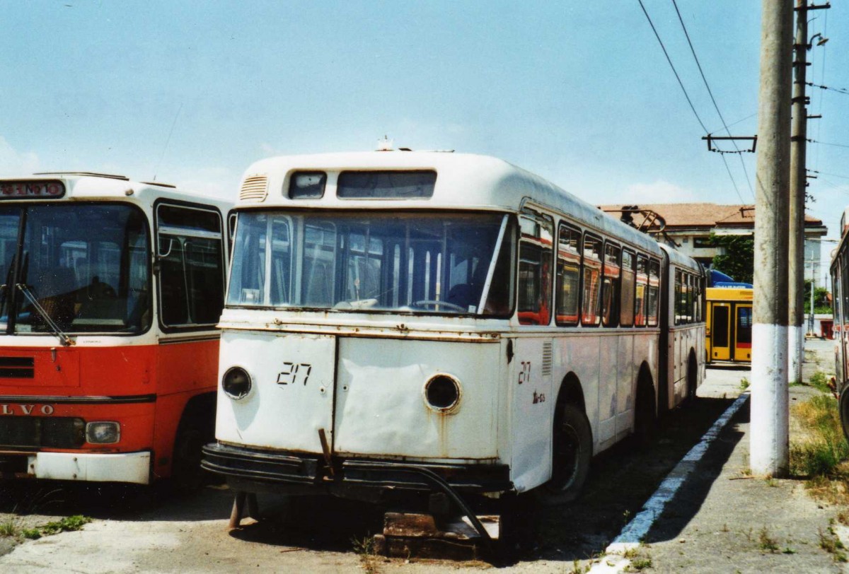 (116'834) - Tursib, Sibiu - Nr. 217 - FBW/SWS Gelenktrolleybus (ex TL Lausanne Nr. 803; ex VBZ Z�rich Nr. 122) am 27. Mai 2009 in Sibiu, Depot