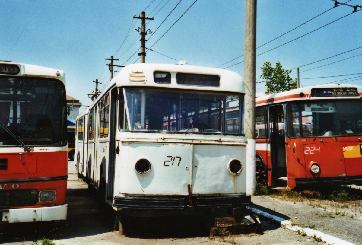 (116'836) - Tursib, Sibiu - Nr. 217 - FBW/SWS Gelenktrolleybus (ex TL Lausanne Nr. 803; ex VBZ Z�rich Nr. 122) am 27. Mai 2009 in Sibiu, Depot