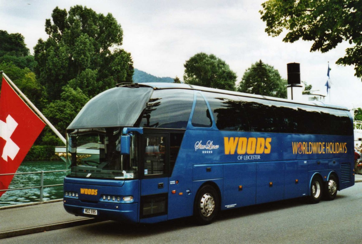 (117'722) - Aus England: Woods, Liecester - WDZ 595 - Neoplan am 15. Juni 2009 bei der Schiffl�ndte Thun