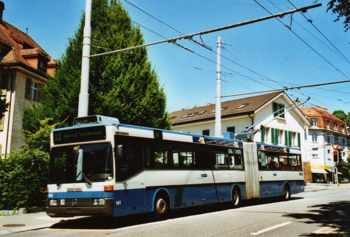 (117'729) - VBZ Z�rich - Nr. 141 - Mercedes Gelenktrolleybus am 17. Juni 2009 in Z�rich, Klusplatz
