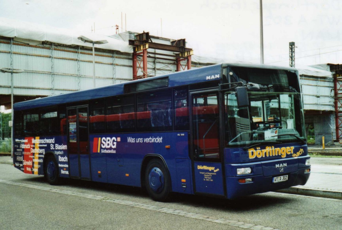 (117'924) - D�rflinger, Ibach - WT-A 302 - MAN am 4. Juli 2009 beim Bahnhof Freiburg