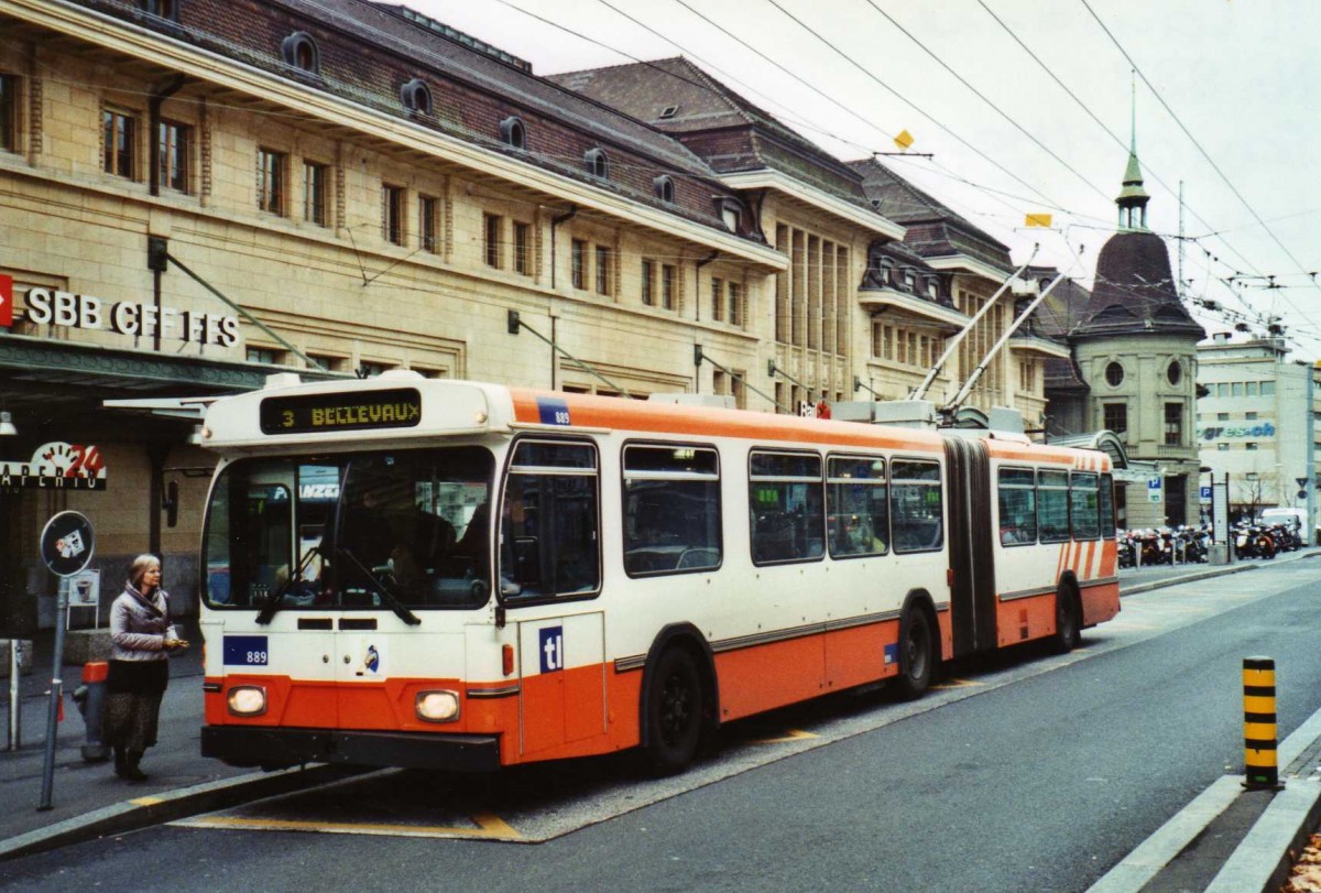 (122'230) - TL Lausanne - Nr. 889 - Saurer/Hess Gelenktrolleybus (ex TPG Gen�ve Nr. 660) am 19. November 2009 beim Bahnhof Lausanne