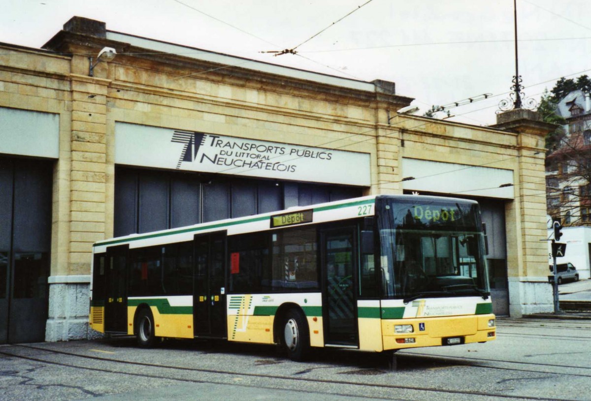 (122'518) - TN Neuch�tel - Nr. 227/NE 111'227 - MAN am 5. Dezember 2009 in Neuch�tel, D�p�t