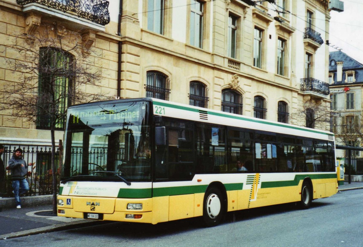 (122'528) - TN Neuch�tel - Nr. 221/NE 106'321 - MAN am 5. Dezember 2009 in Neuch�tel, Place Pury
