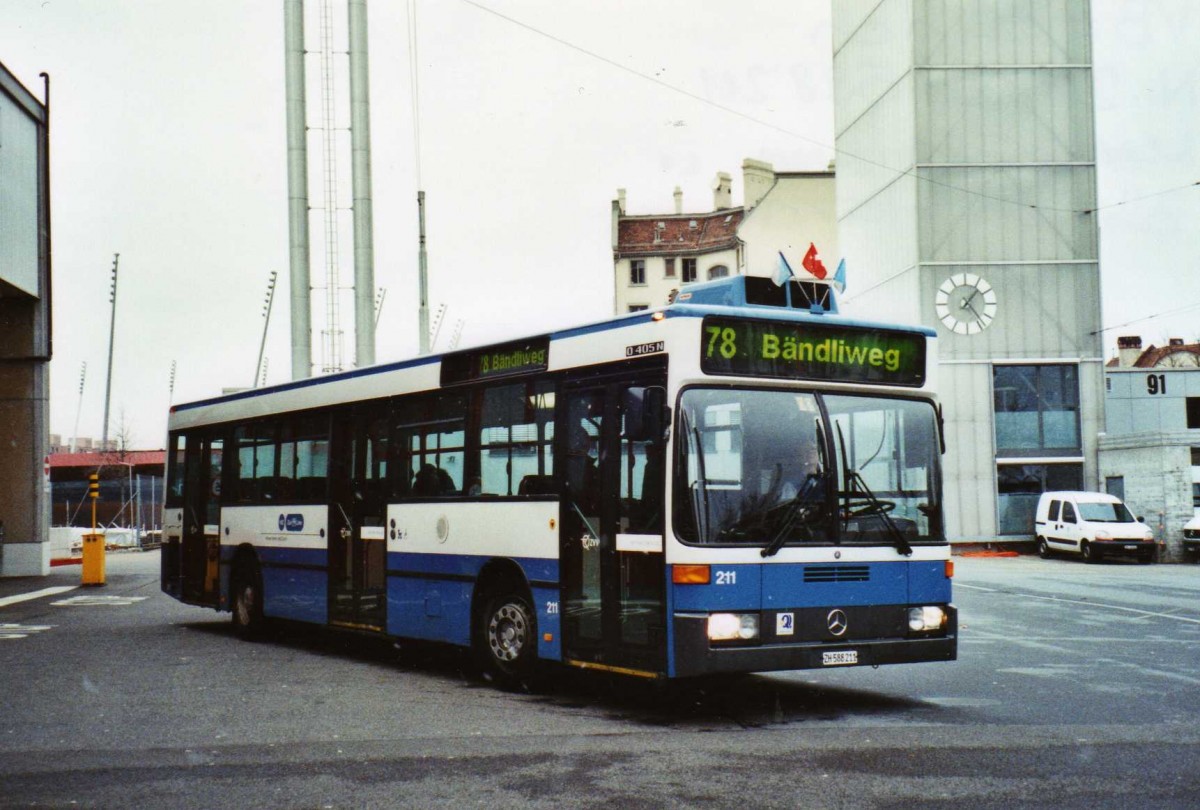(122'924) - VBZ Z�rich - Nr. 211/ZH 588'211 - Mercedes am 13. Dezember 2009 in Z�rich, Garage Hardau