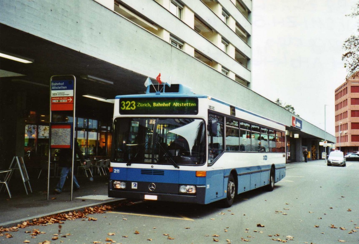 (122'928) - VBZ Z�rich - Nr. 211/ZH 588'211 - Mercedes am 13. Dezember 2009 beim Bahnhof Z�rich-Altstetten