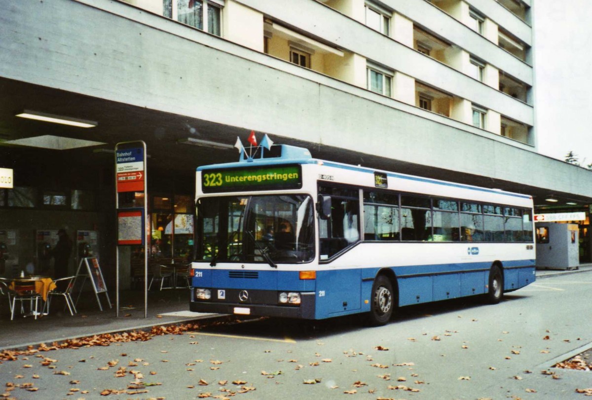 (122'929) - VBZ Z�rich - Nr. 211/ZH 588'211 - Mercedes am 13. Dezember 2009 beim Bahnhof Z�rich-Altstetten