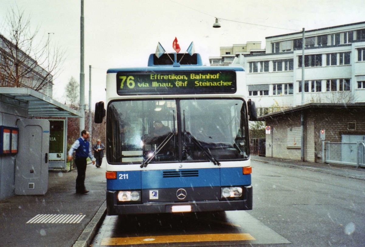 (123'009) - VBZ Z�rich - Nr. 211/ZH 588'211 - Mercedes am 13. Dezember 2009 in Binz, Center